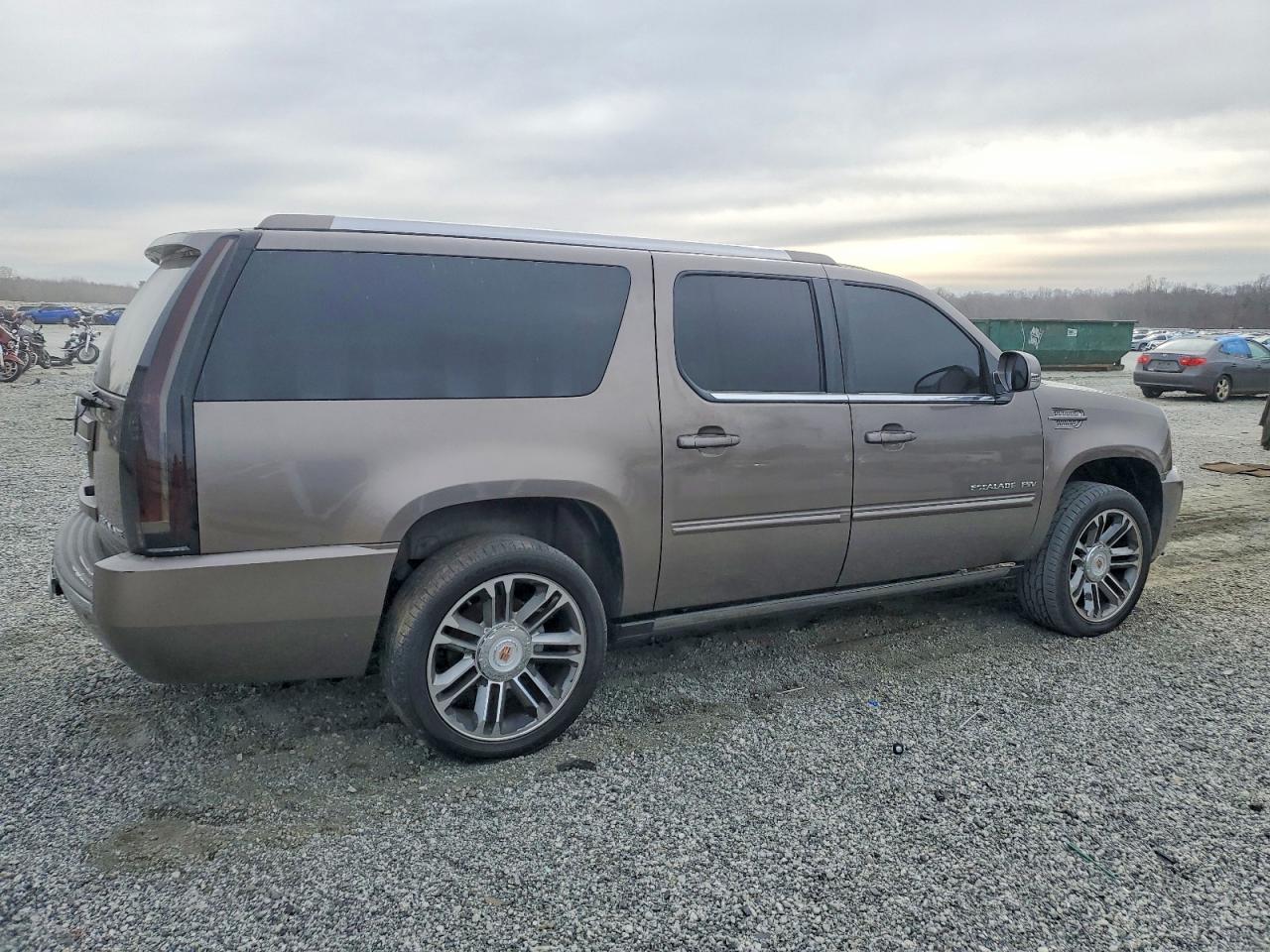 2013 Cadillac Escalade VIN 1GYS3JEF8DR172260 photo 3