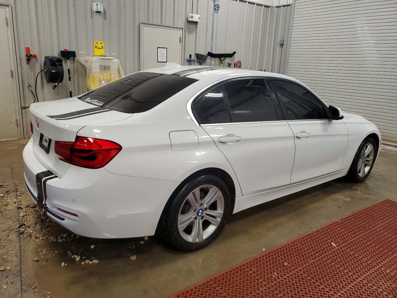 2017 BMW 3 series VIN WBA8D9C37HA005085 photo 3