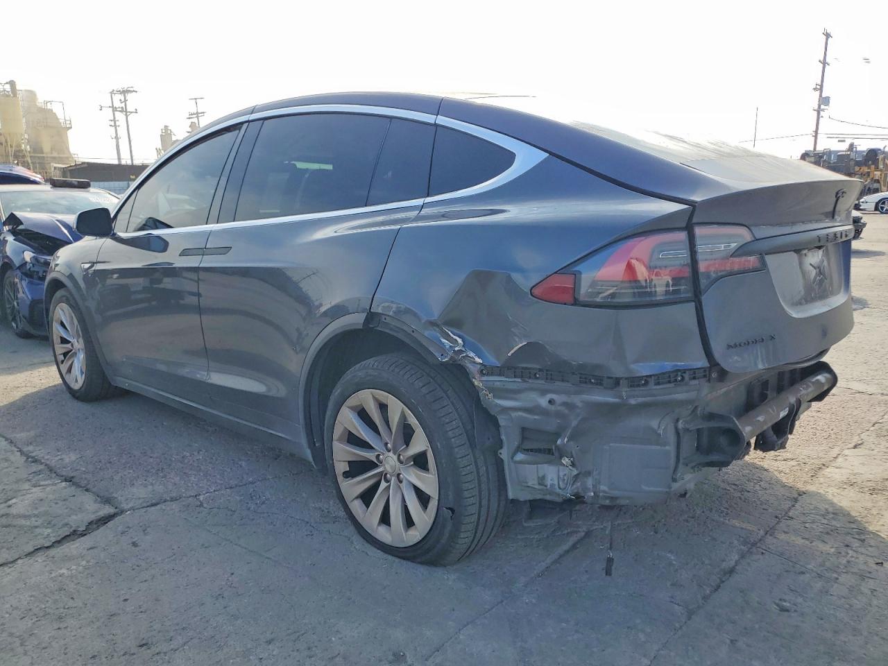 2016 Tesla Model x VIN 5YJXCAE22GF002303 photo 2