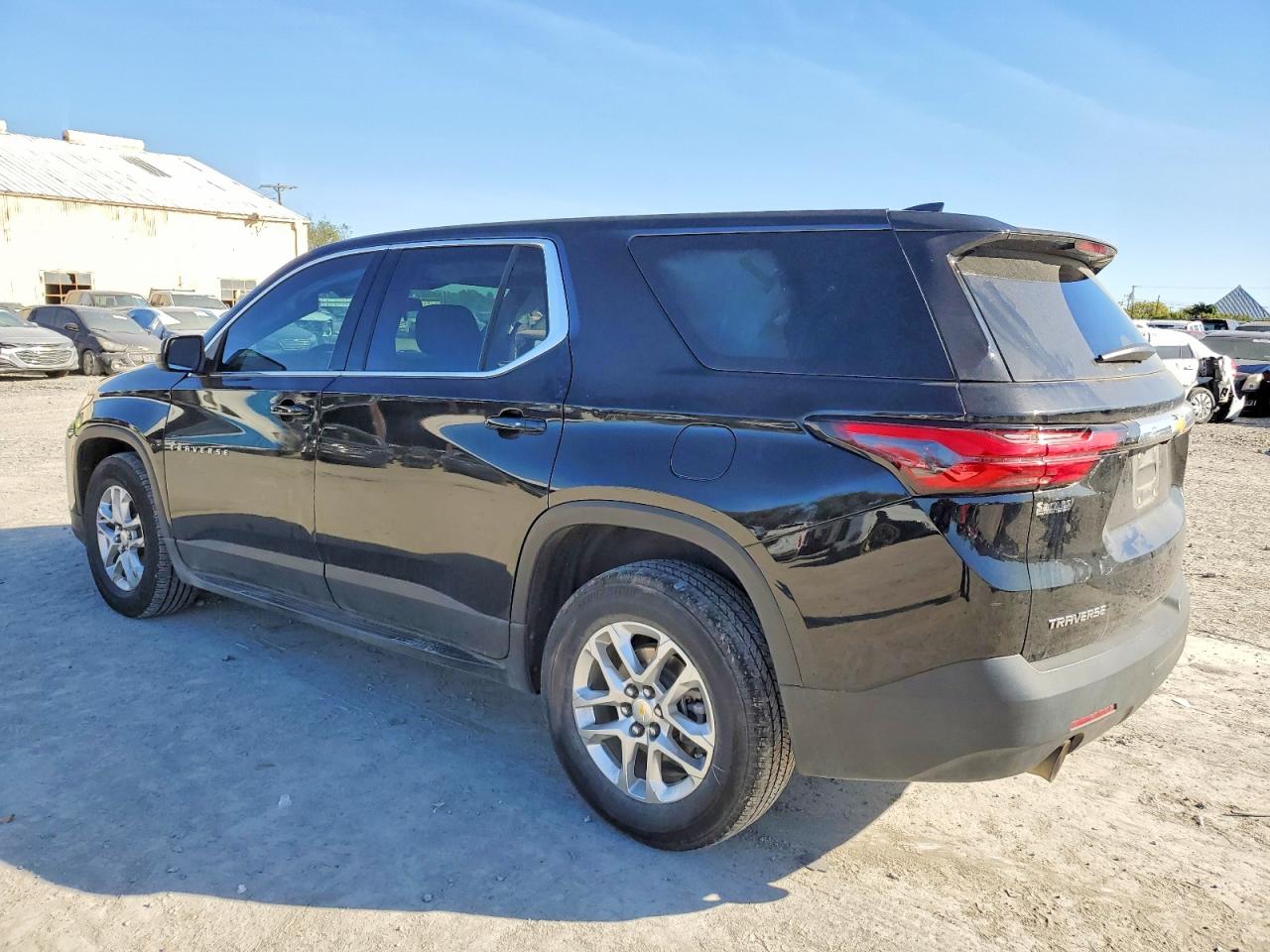 2022 Chevrolet Traverse VIN 1GNERFKW5NJ155376 photo 2