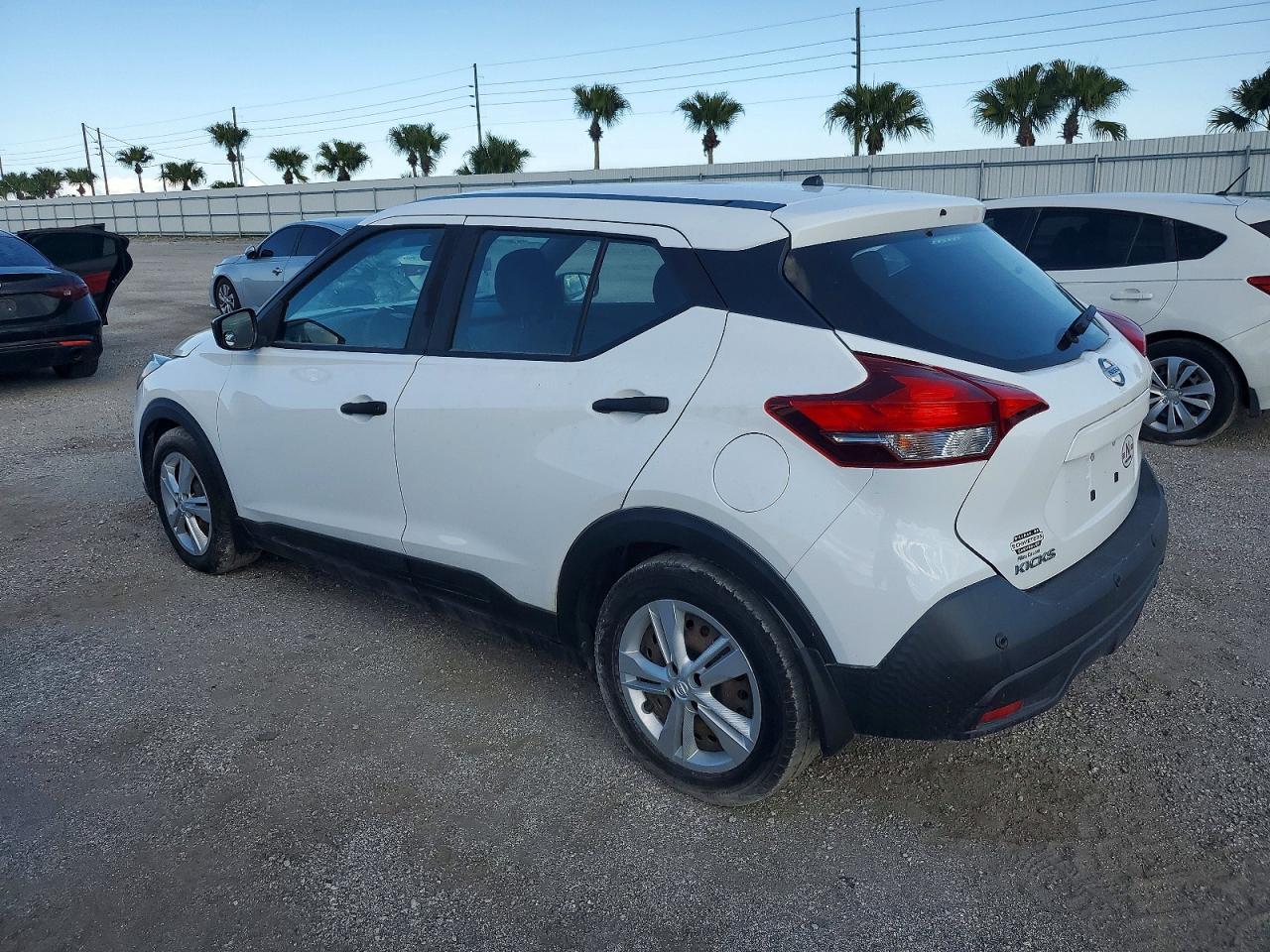 2020 Nissan Kicks VIN 3N1CP5BV3LL496937 photo 2