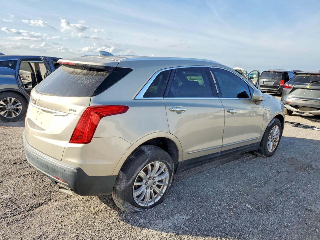 2017 Cadillac Xt5 VIN 1GYKNARS4HZ176328 photo 3