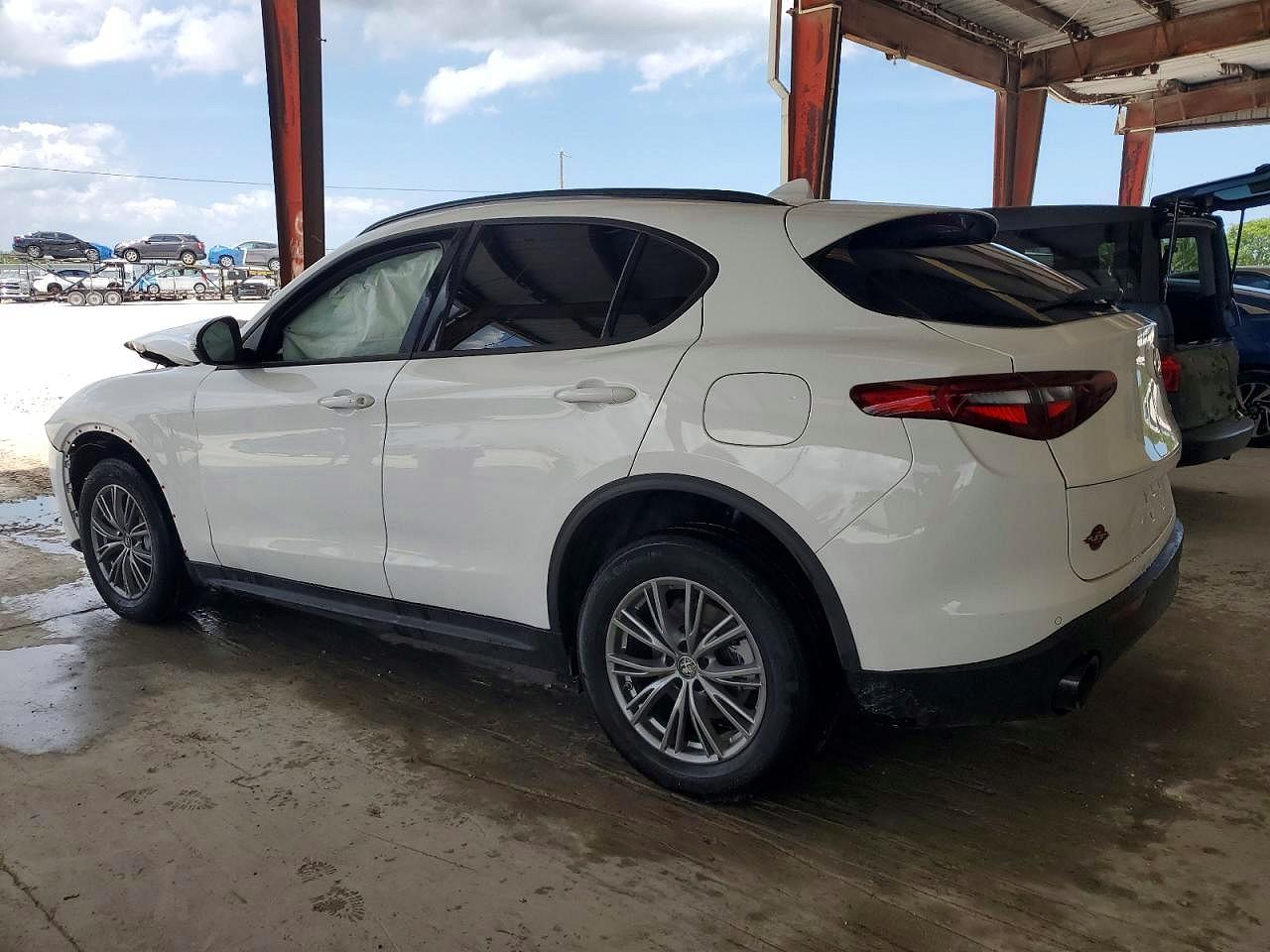 2022 Alfa Stelvio VIN ZASPAJAN5N7D28208 photo 2