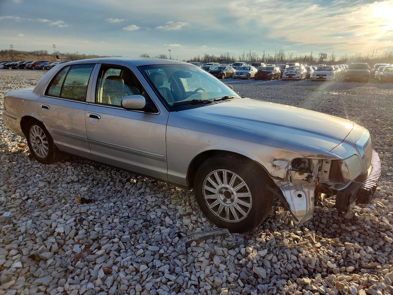 2008 Mercury Grmarquis VIN 2MEFM75VX8X651739 photo 4