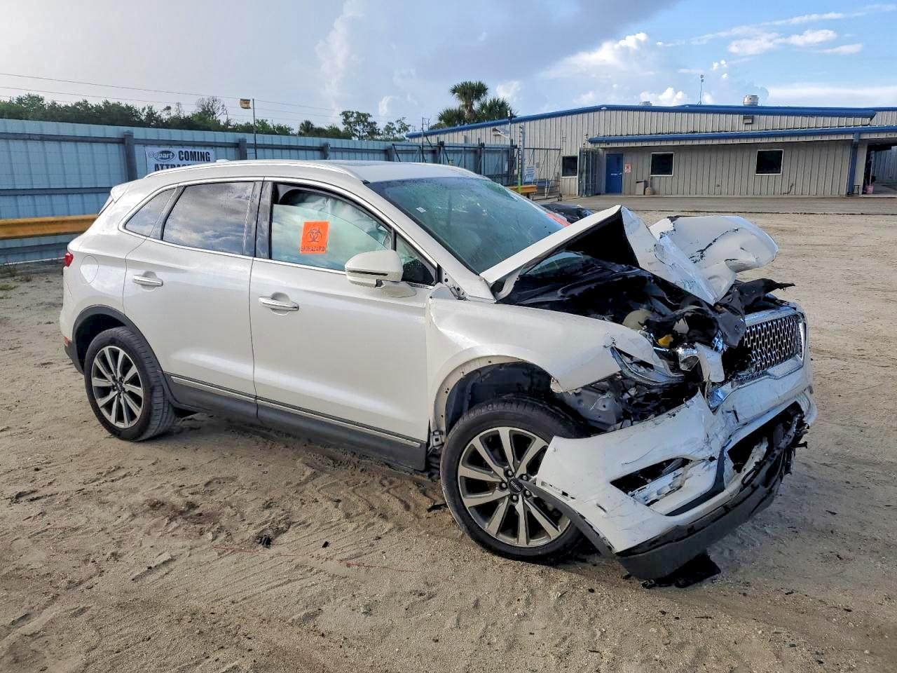 2019 Lincoln Mkc VIN 5LMCJ3C9XKUL02034 photo 4