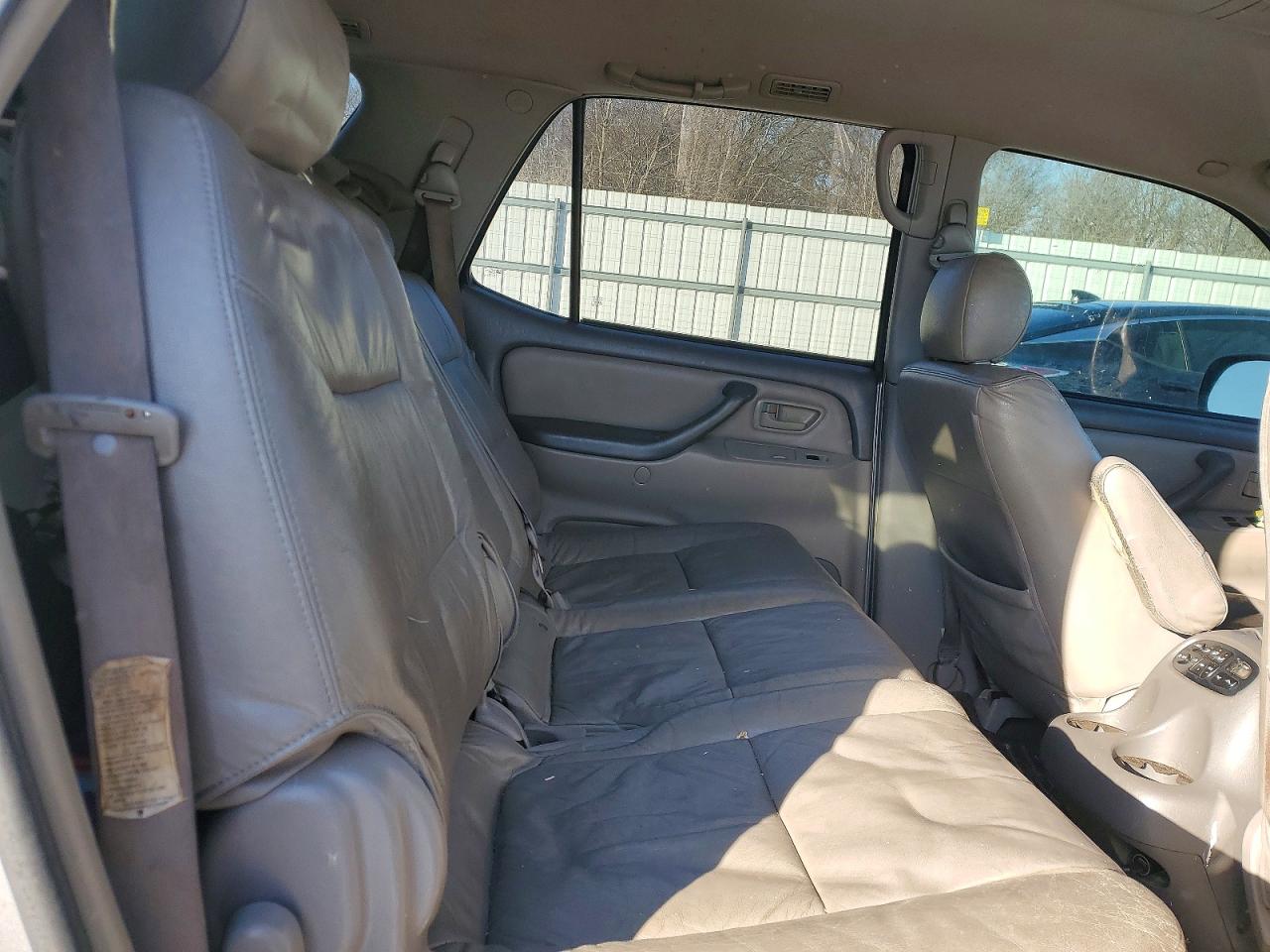 2005 Toyota Sequoia VIN 5TDZT34A85S244552 photo 10