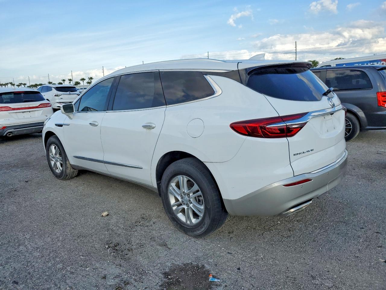 2020 Buick Enclave VIN 5GAERBKW6LJ132995 photo 2