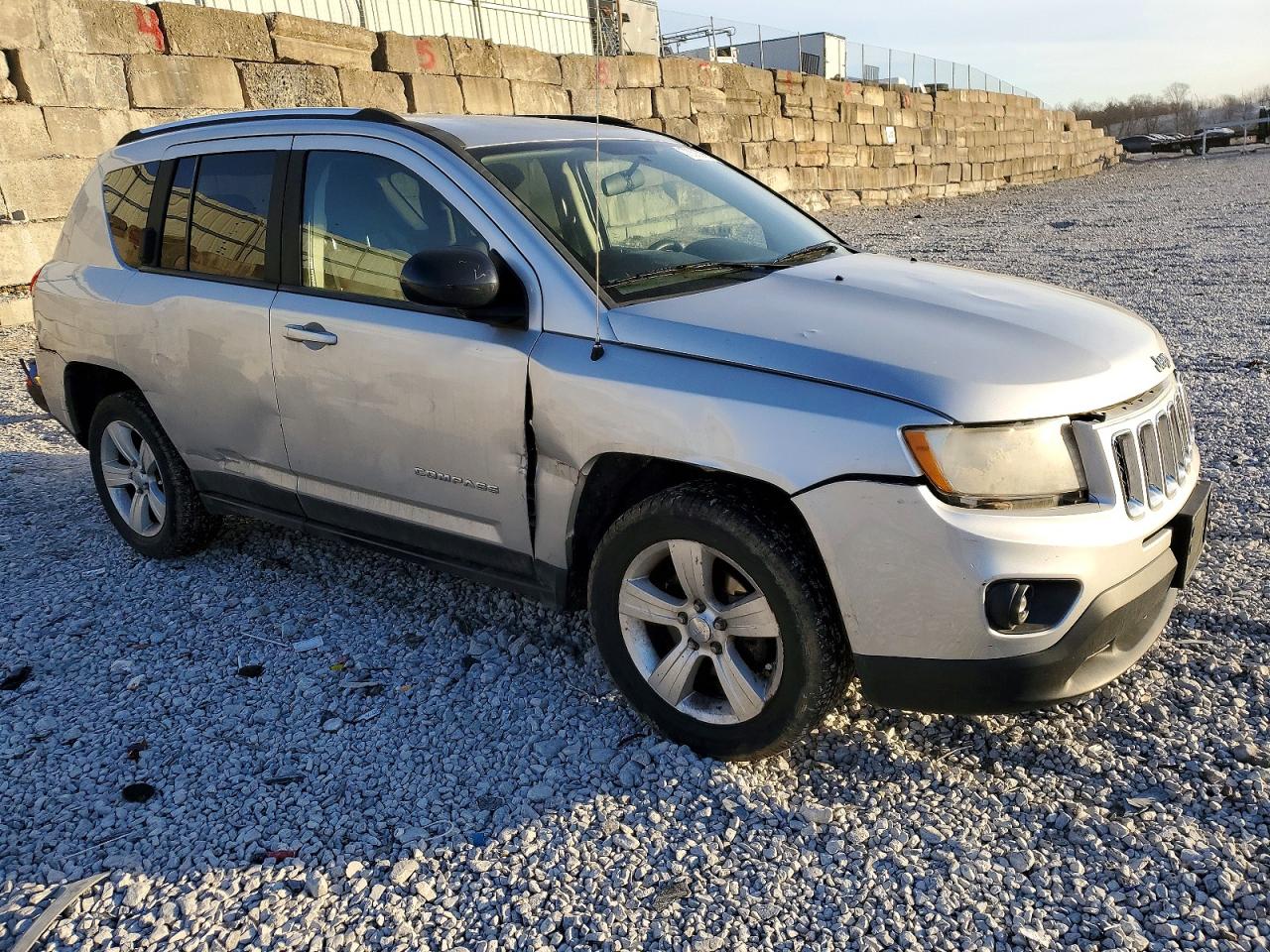 2012 Jeep Compass VIN 1C4NJDBB7CD562399 photo 4