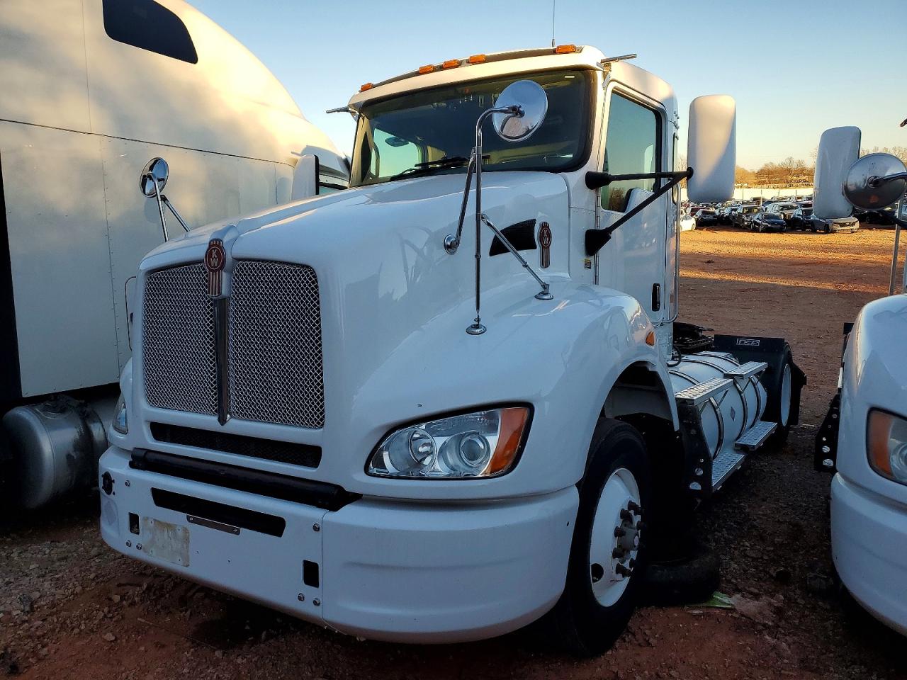 2017 KENWORTH All other VIN 3BKBA28X0HF158957 photo 2