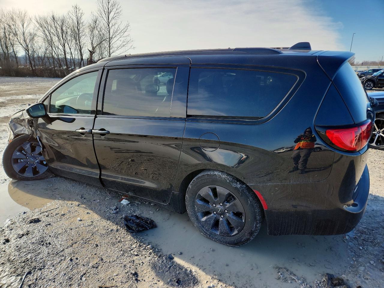 2020 Chrysler Pacifica VIN 2C4RC1N78LR143475 photo 2