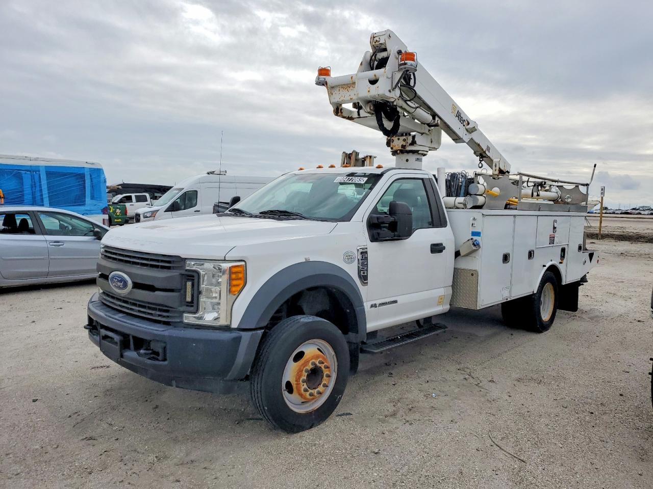 2017 Ford F550 VIN 1FDUF5GT4HEB94166 photo 2