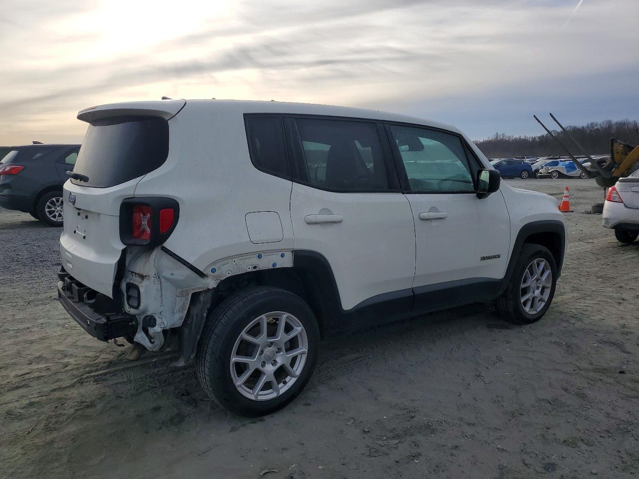 2023 Jeep Renegade VIN ZACNJDB16PPP13082 photo 3