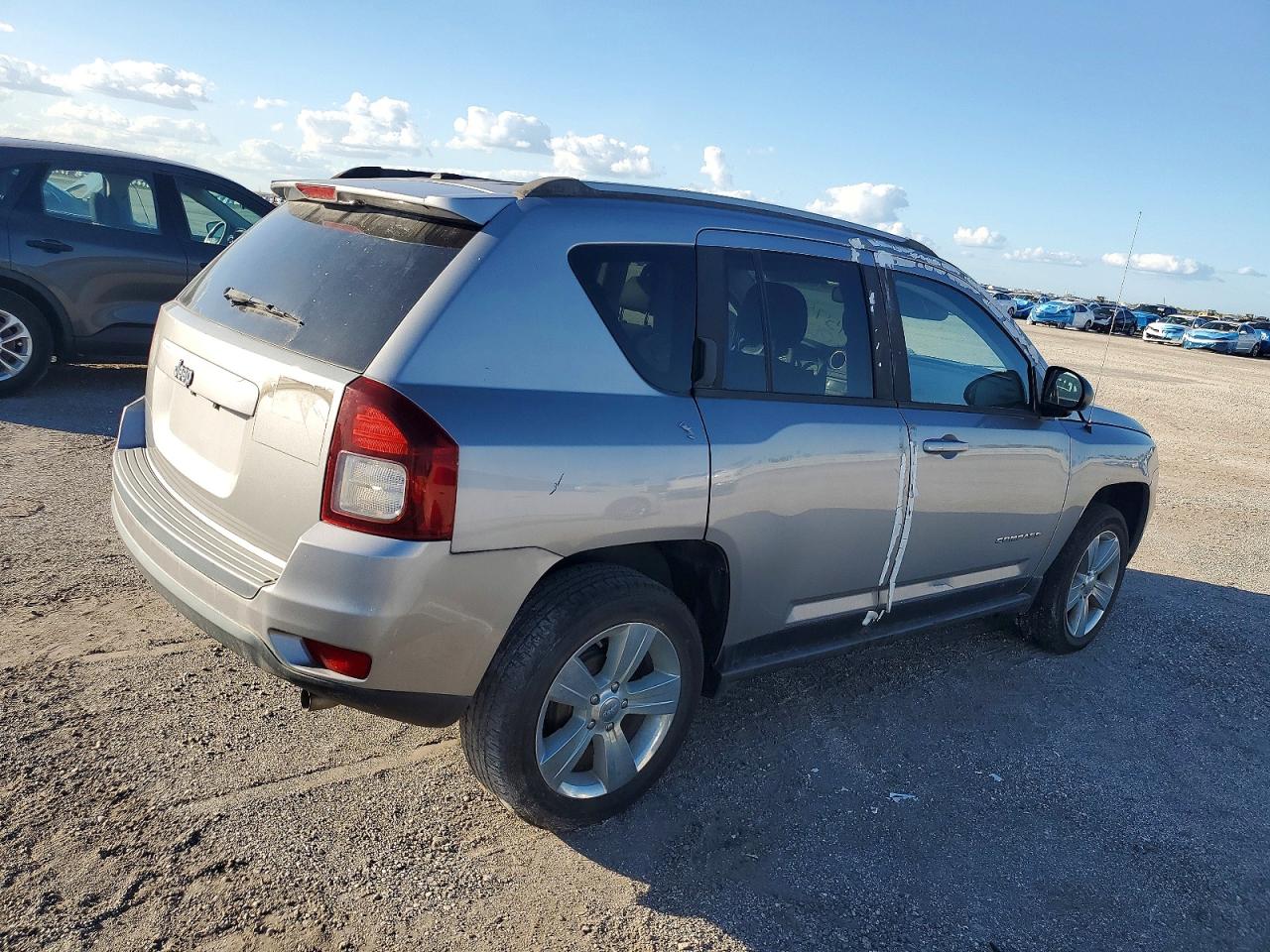 2016 Jeep Compass VIN 1C4NJCBA3GD611556 photo 3