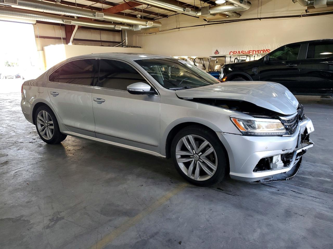 2017 Volkswagen Passat VIN 1VWGT7A3XHC063136 photo 4
