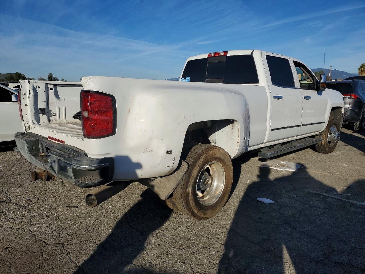 2015 Chevrolet All models VIN 1GC4K0C81FF557762 photo 3