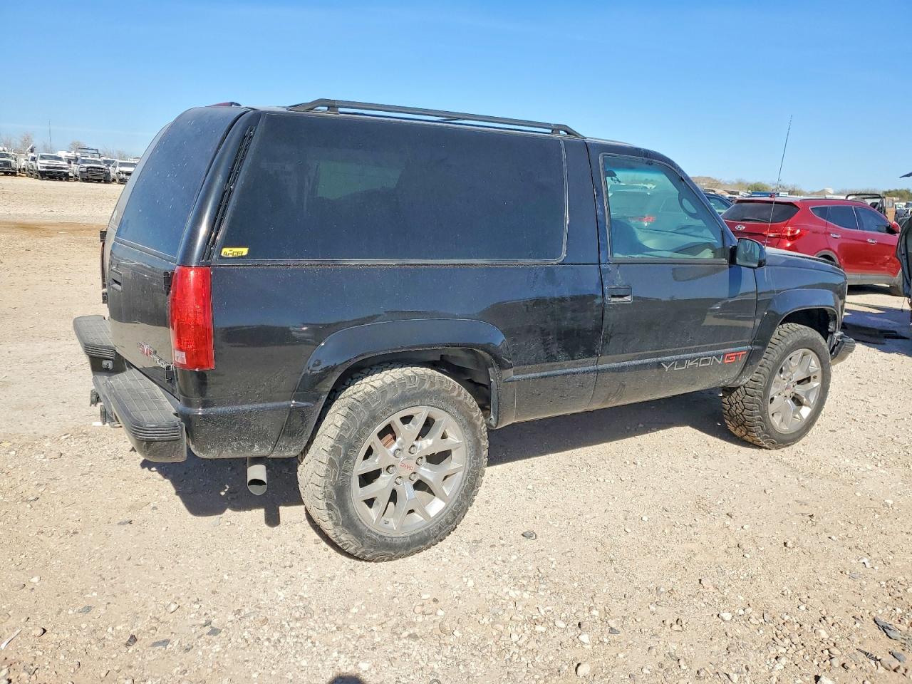 1996 GMC Yukon VIN 3GKEK18R2TG504496 photo 3
