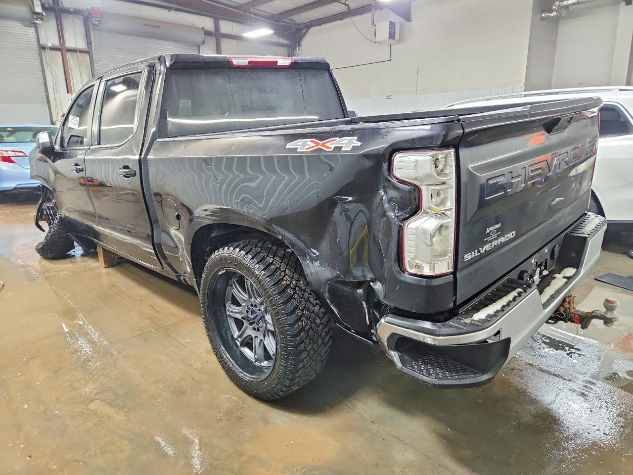2022 Chev Silverado VIN 1GCUYDEDXNZ153517 photo 2