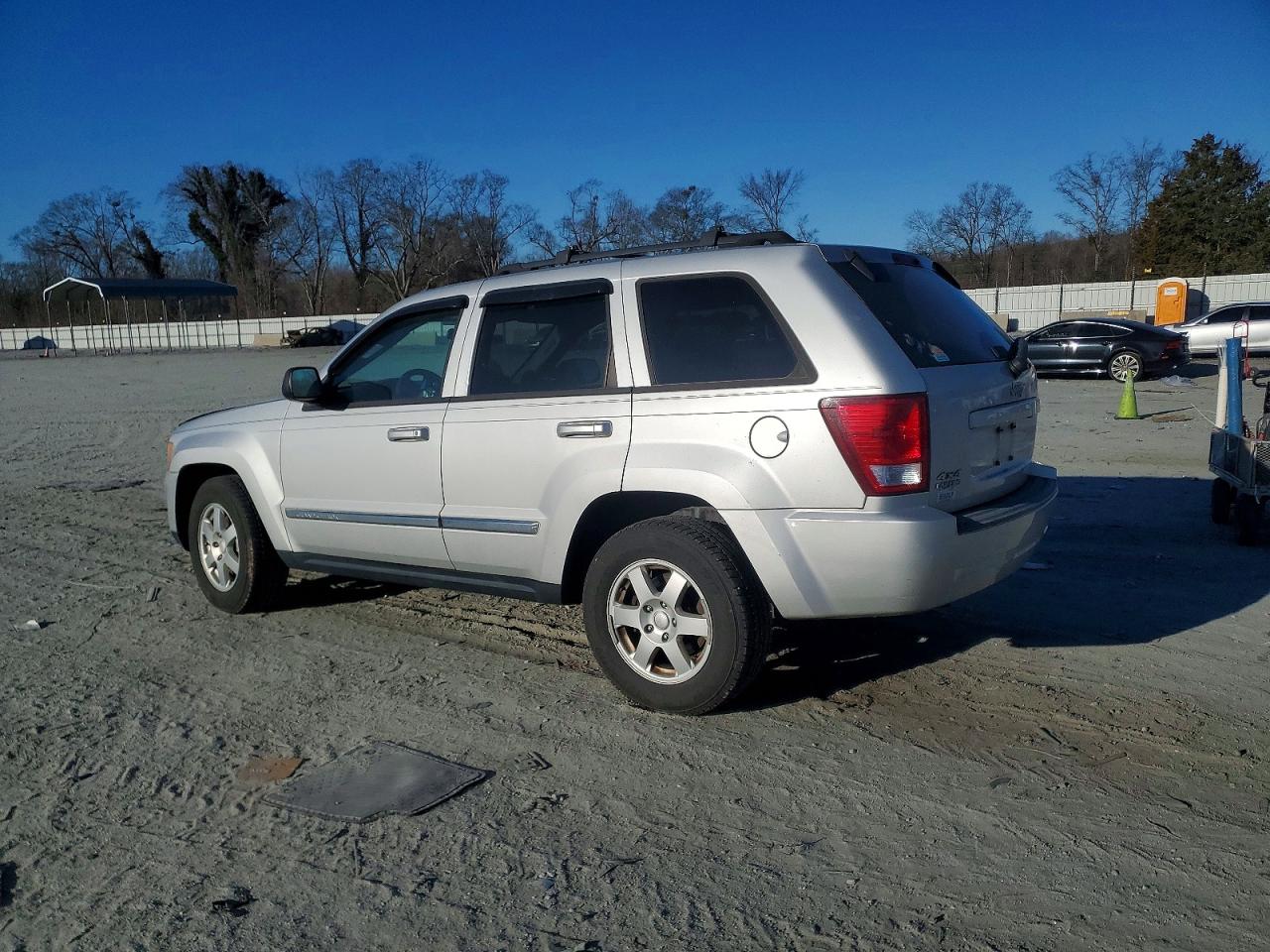 2010 Jeep Cherokee VIN 1J4PR4GK9AC116939 photo 2