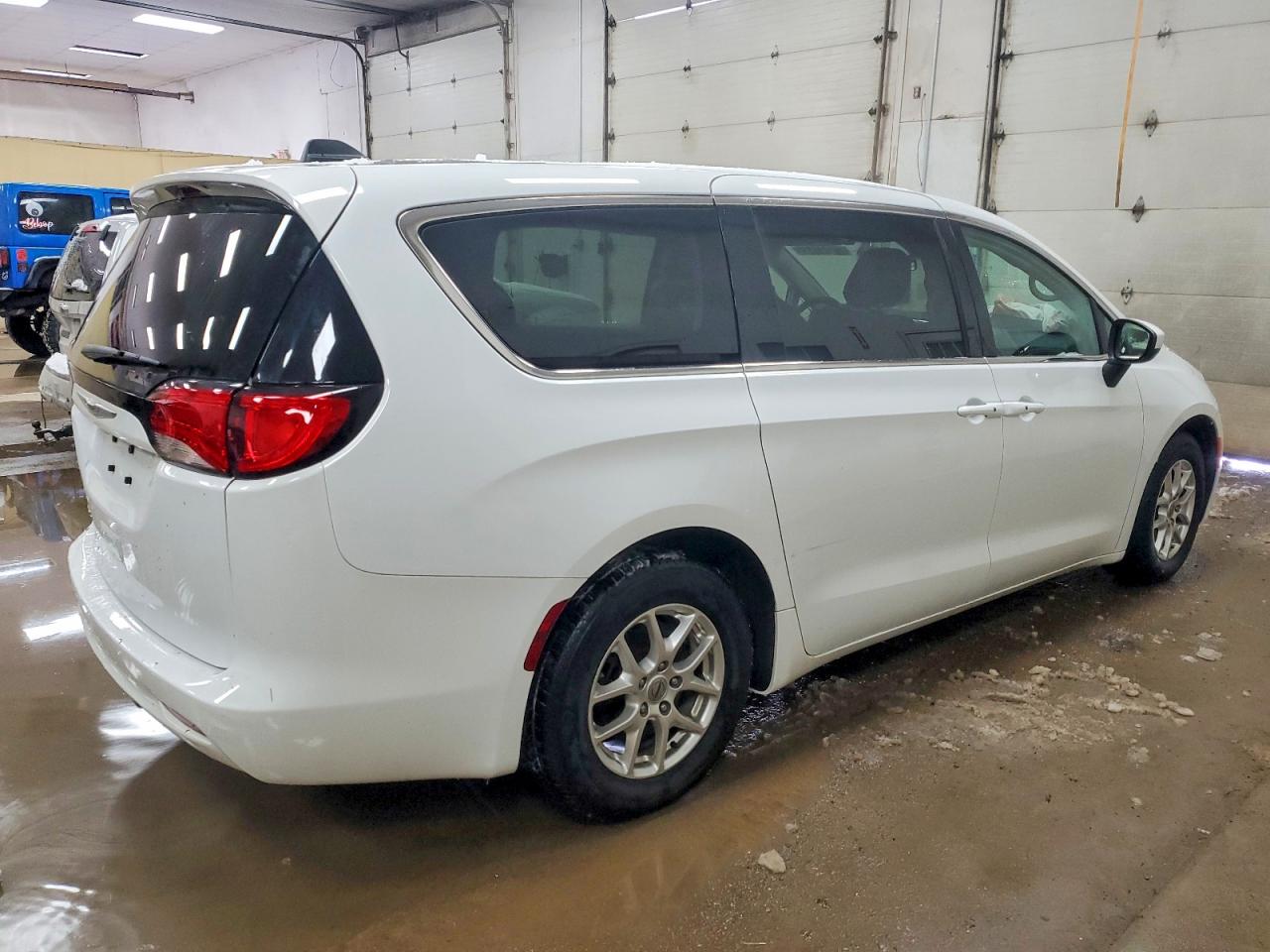 2022 Chrysler Minivan VIN 2C4RC1CG3NR103424 photo 3
