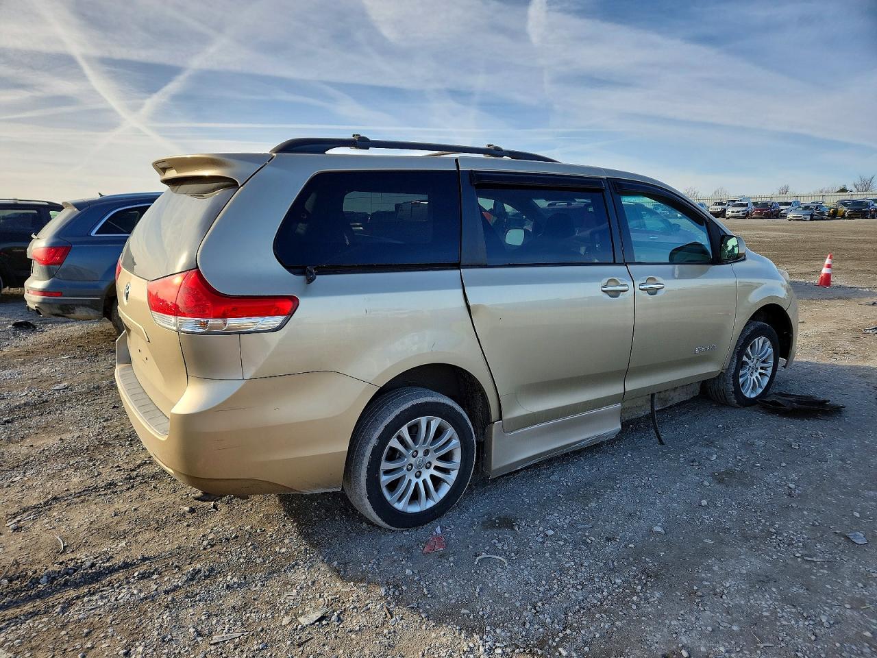 2011 Toyota All models VIN 5TDYK3DC2BS108509 photo 3
