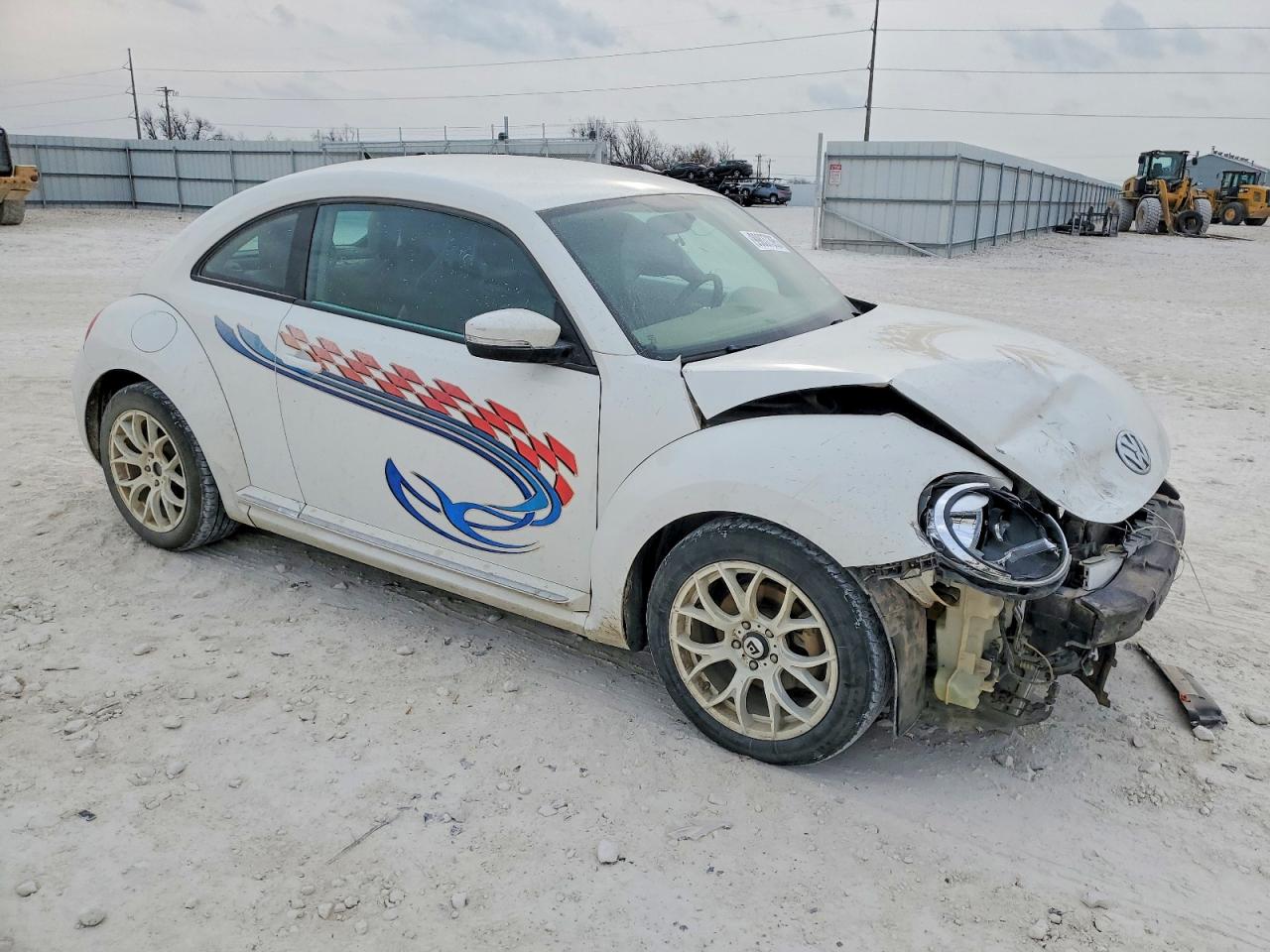 2013 Volkswagen Beetle VIN 3VWJP7AT1DM624424 photo 4