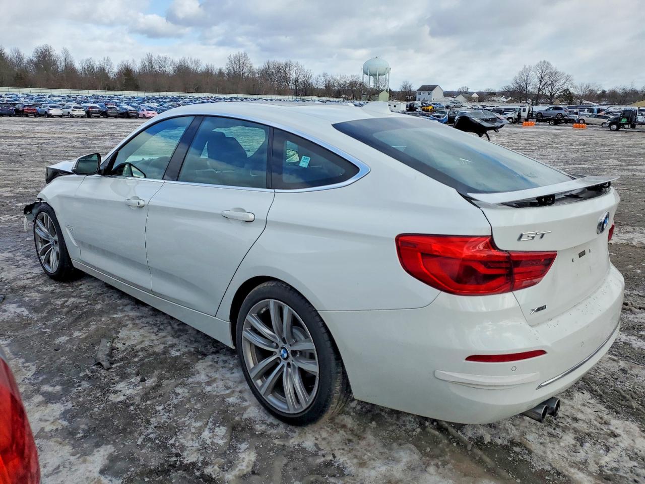 2018 BMW 3 series VIN WBA8Z9C54JB219924 photo 2