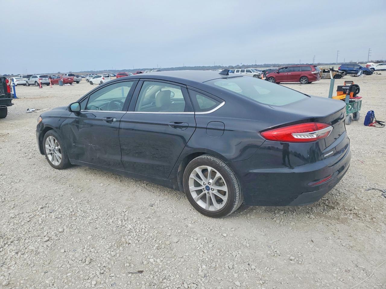 2019 Ford Fusion VIN 3FA6P0LU9KR207077 photo 2
