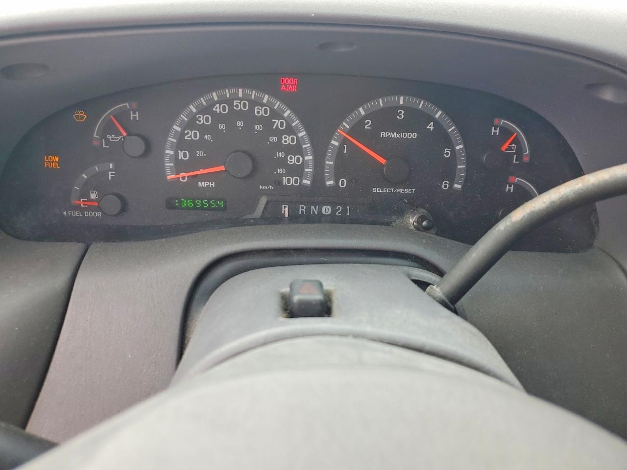 2002 Ford Expedition VIN 1FMRU16W62LA91379 photo 9
