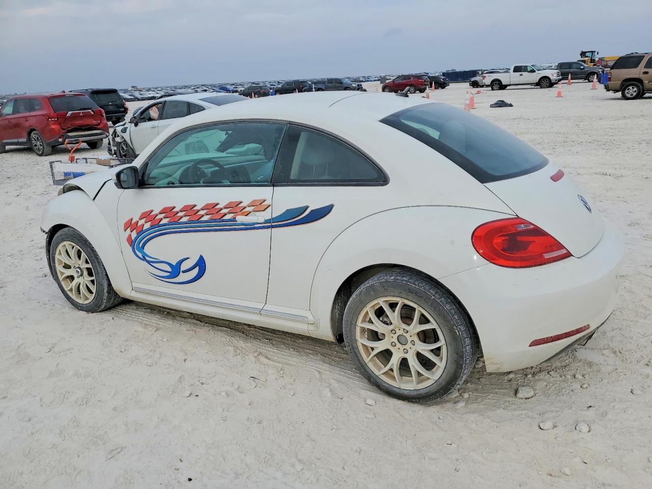 2013 Volkswagen Beetle VIN 3VWJP7AT1DM624424 photo 2