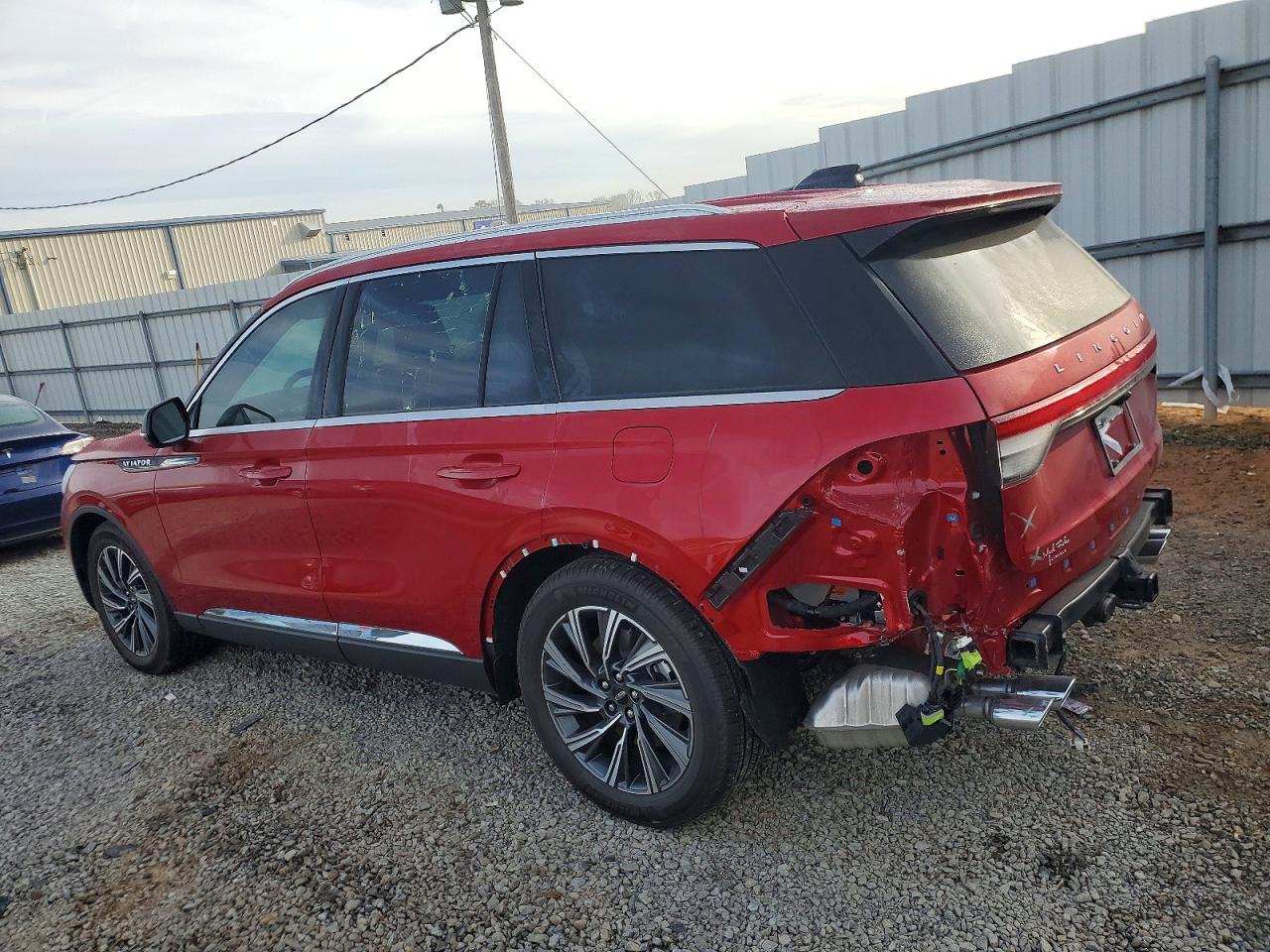 2025 Lincoln Aviator VIN 5LM5J6WC7SGL31409 photo 2