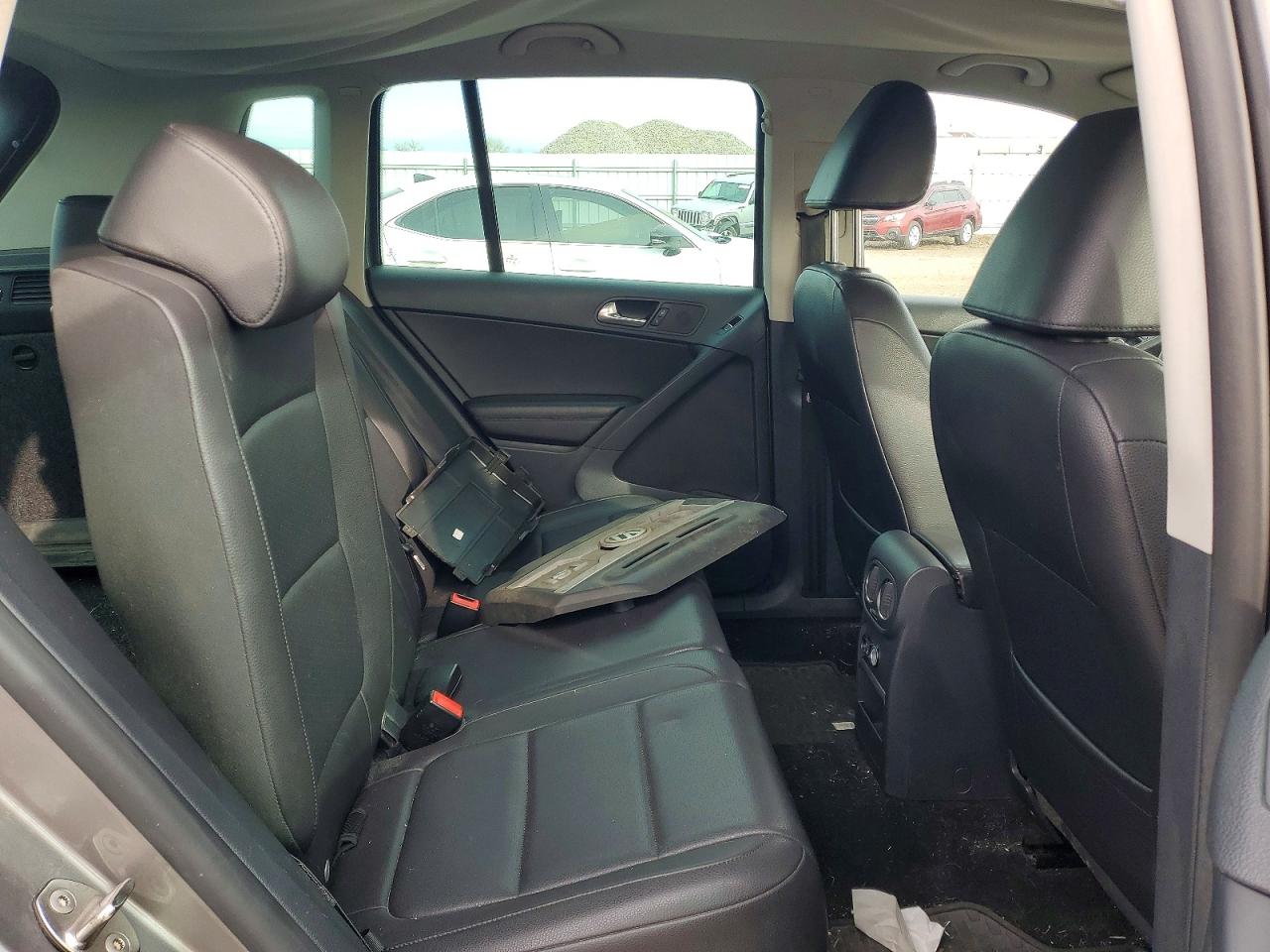 2011 Volkswagen Tiguan VIN WVGBV7AX1BW552908 photo 10