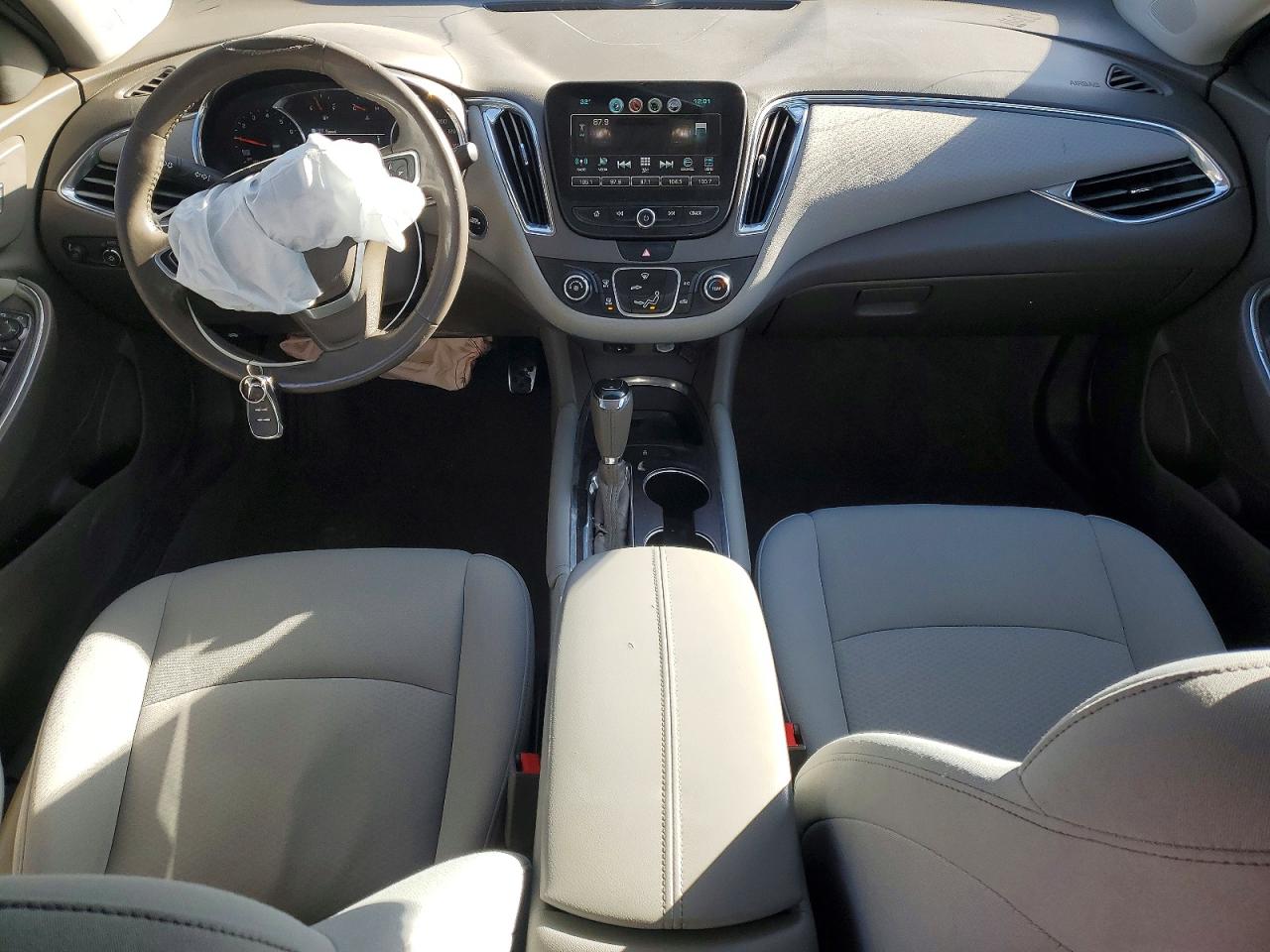 2018 Chev Malibu VIN 1G1ZD5ST0JF157390 photo 8