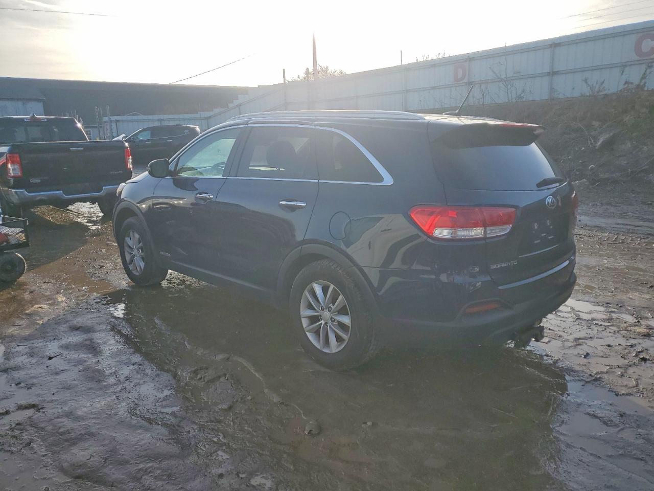 2018 Kia Sorento VIN 5XYPGDA50JG399404 photo 2