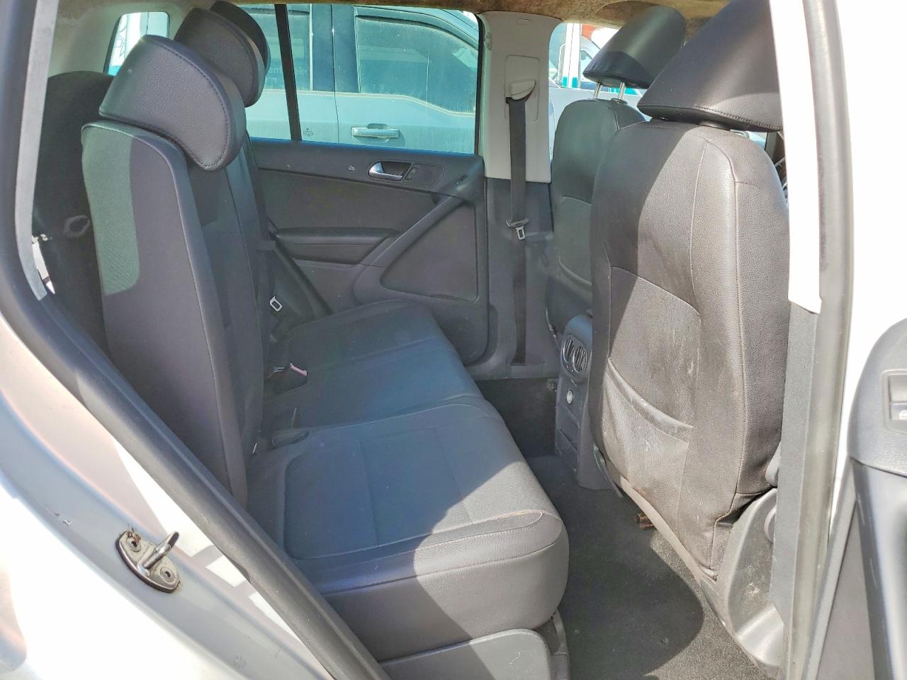 2010 Volkswagen Tiguan VIN WVGBV7AX9AW521775 photo 10