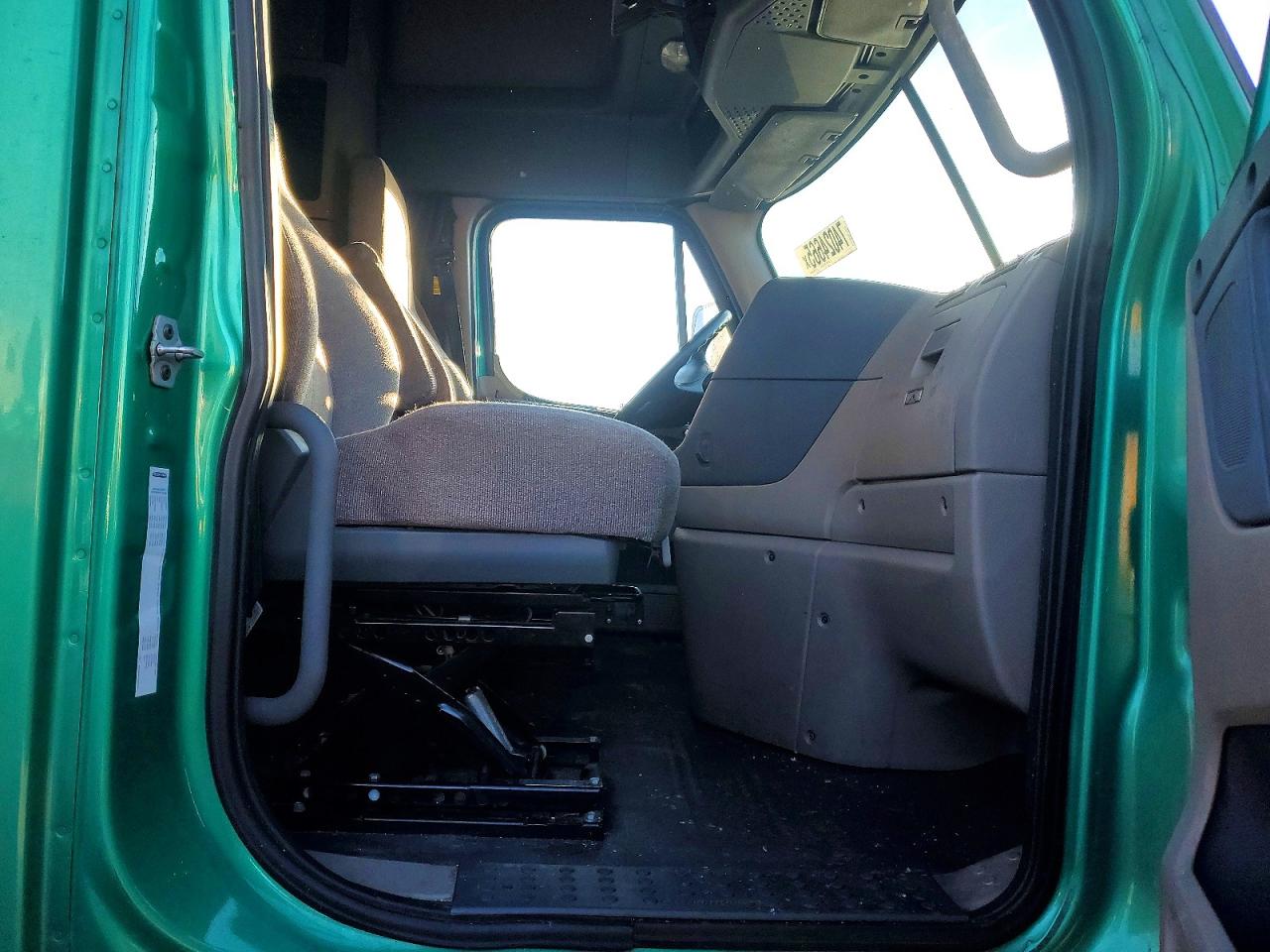 2018 FREIGHTLINER All other VIN 3AKJGLDR7JSJV0730 photo 6