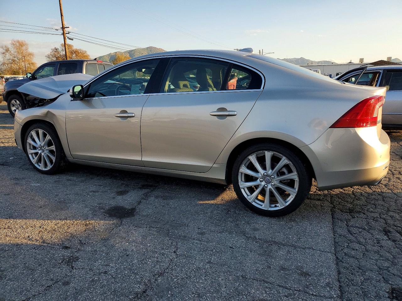 2018 Volvo S60 VIN LYV402HK6JB173772 photo 2