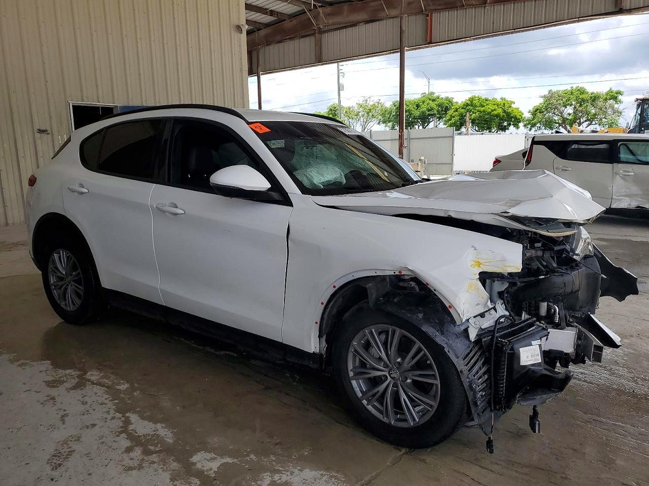 2022 Alfa Stelvio VIN ZASPAJAN5N7D28208 photo 4
