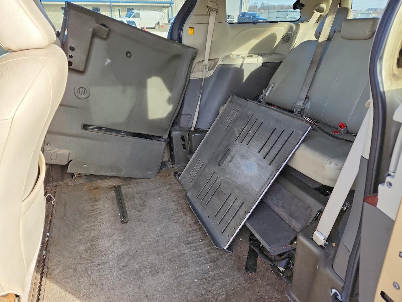 2011 Toyota All models VIN 5TDYK3DC2BS108509 photo 11