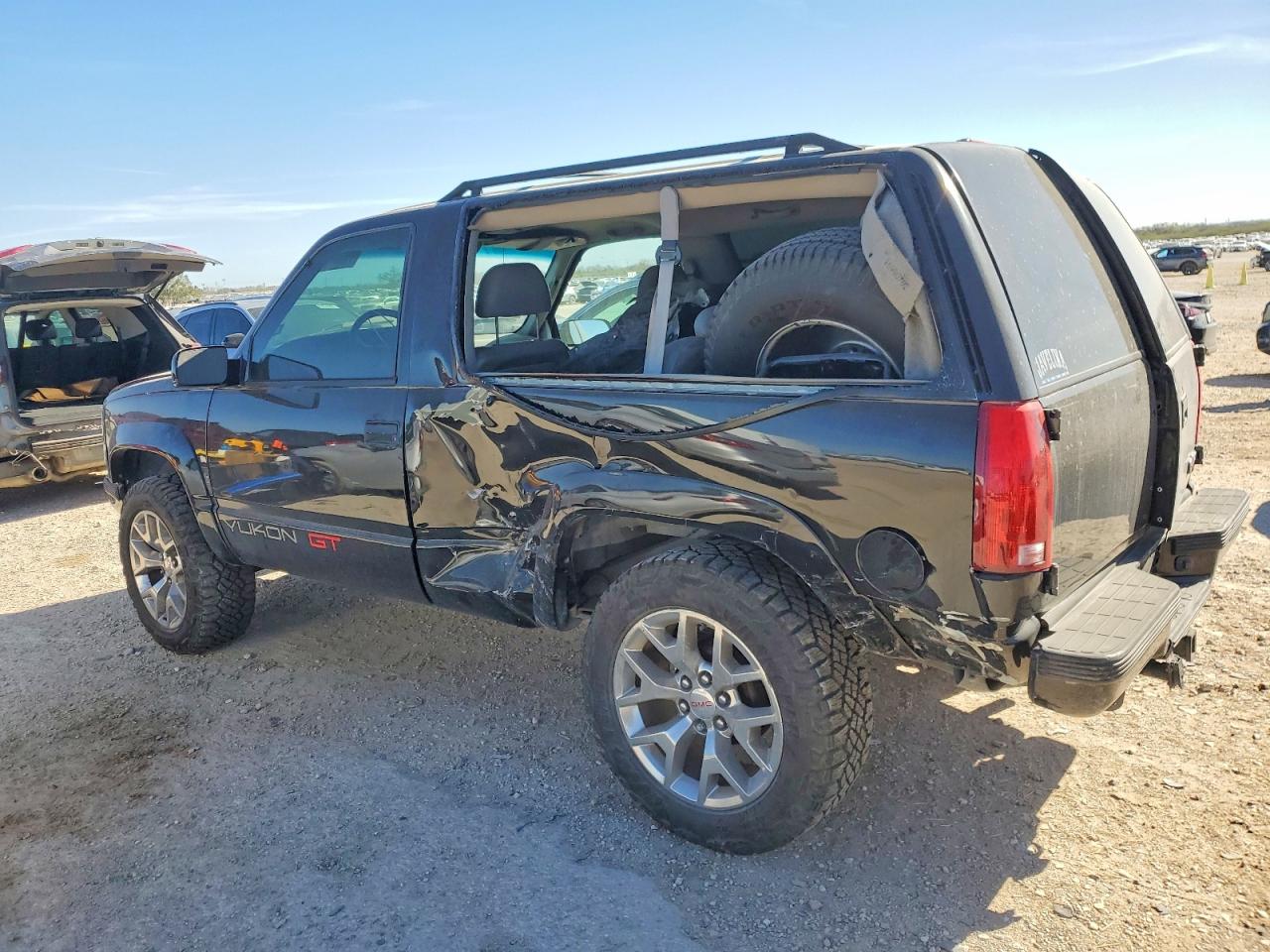 1996 GMC Yukon VIN 3GKEK18R2TG504496 photo 2