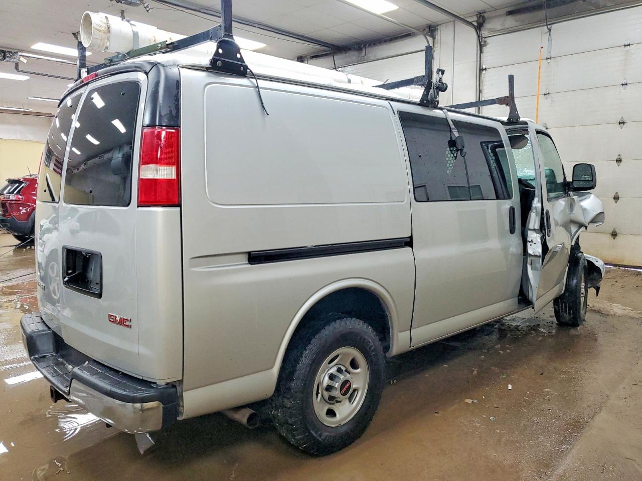 2018 GMC Savana VIN 1GTW7AFP0J1185470 photo 3