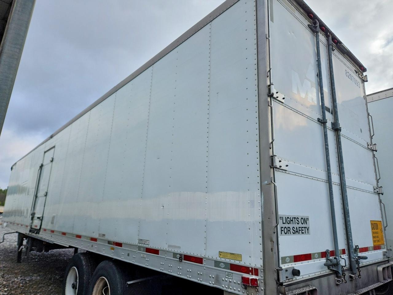 2017 UTILITY All models VIN 1UYVS2487H6961605 photo 3