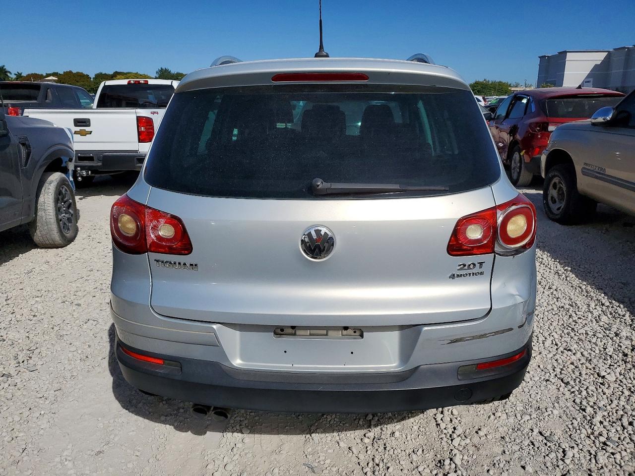 2010 Volkswagen Tiguan VIN WVGBV7AX9AW521775 photo 6