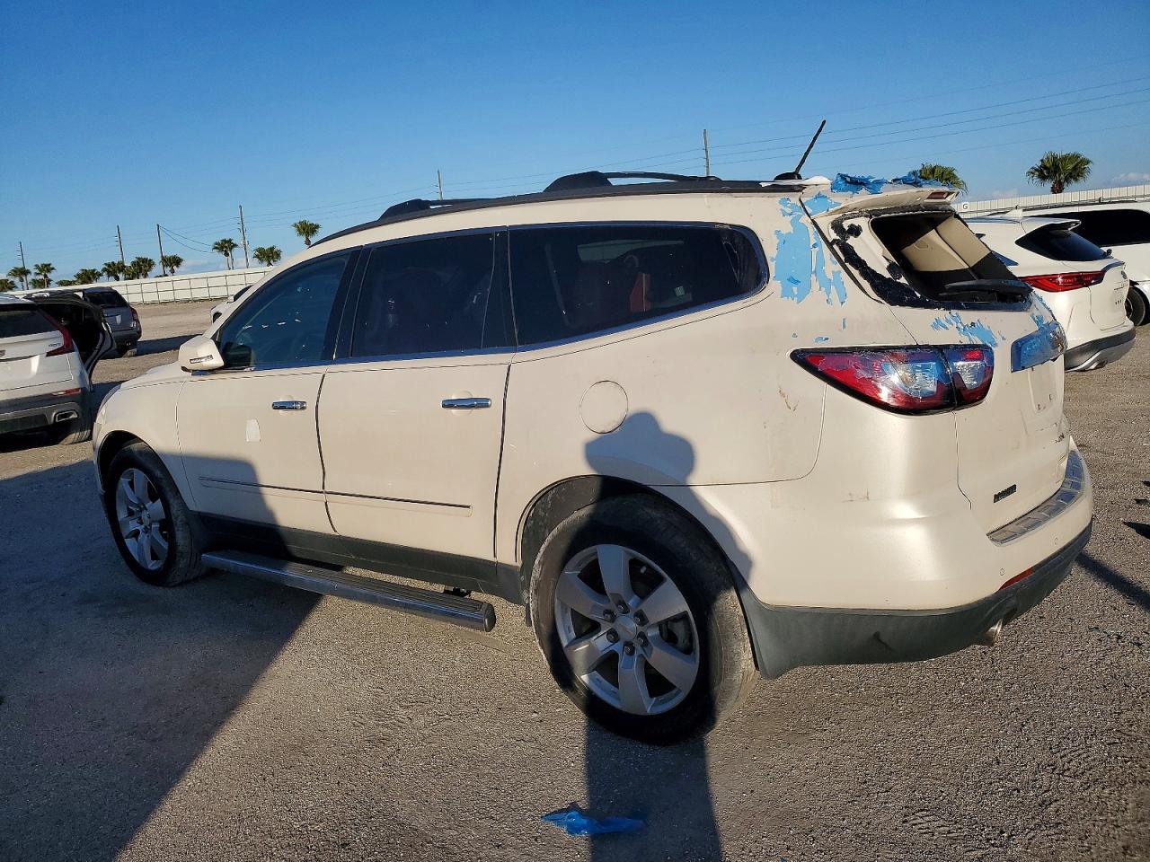 2015 Chevrolet Traverse VIN 1GNKRJKD0FJ205512 photo 2