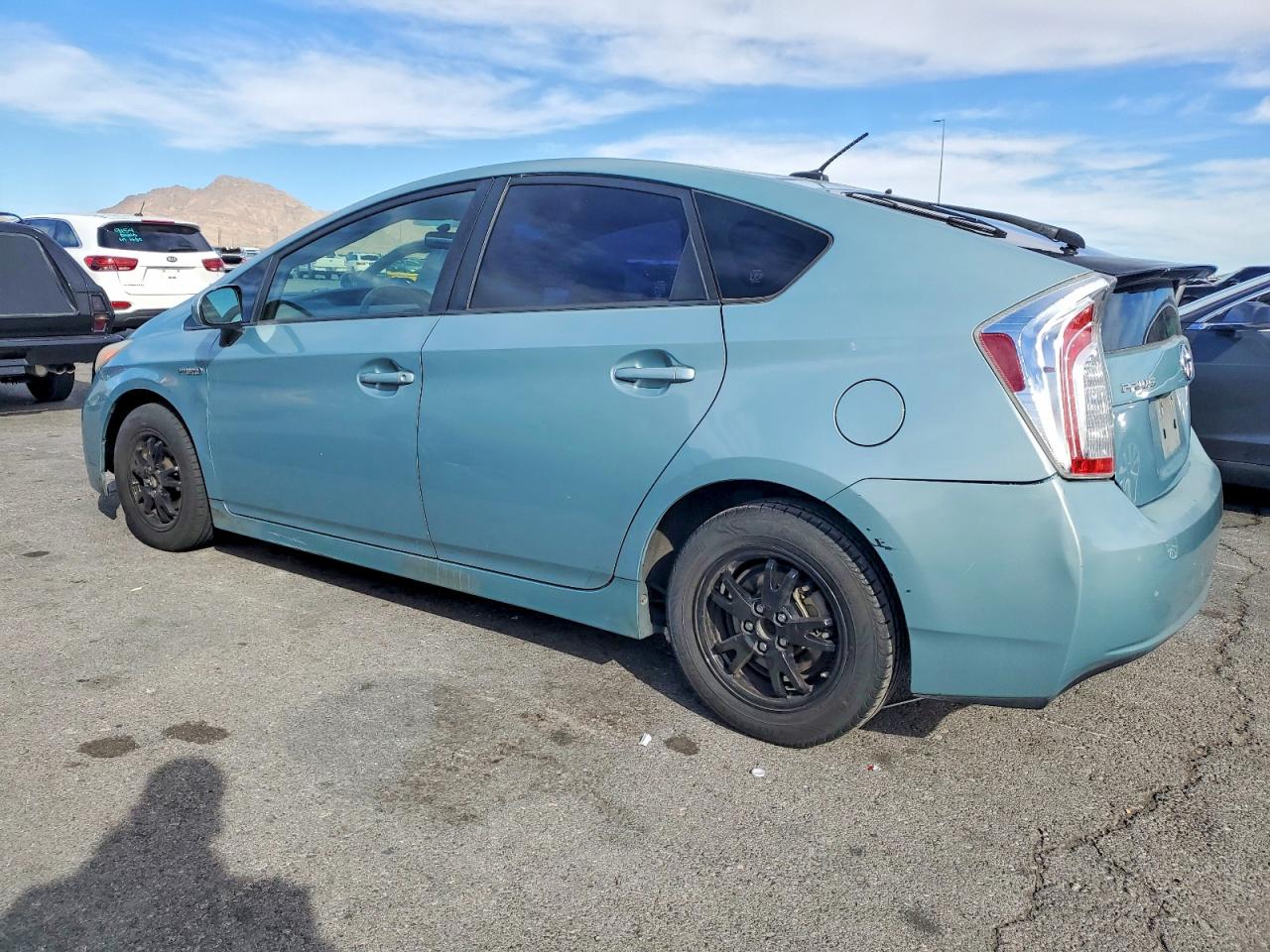 2013 Toyota Prius VIN JTDKN3DU8D5664841 photo 2