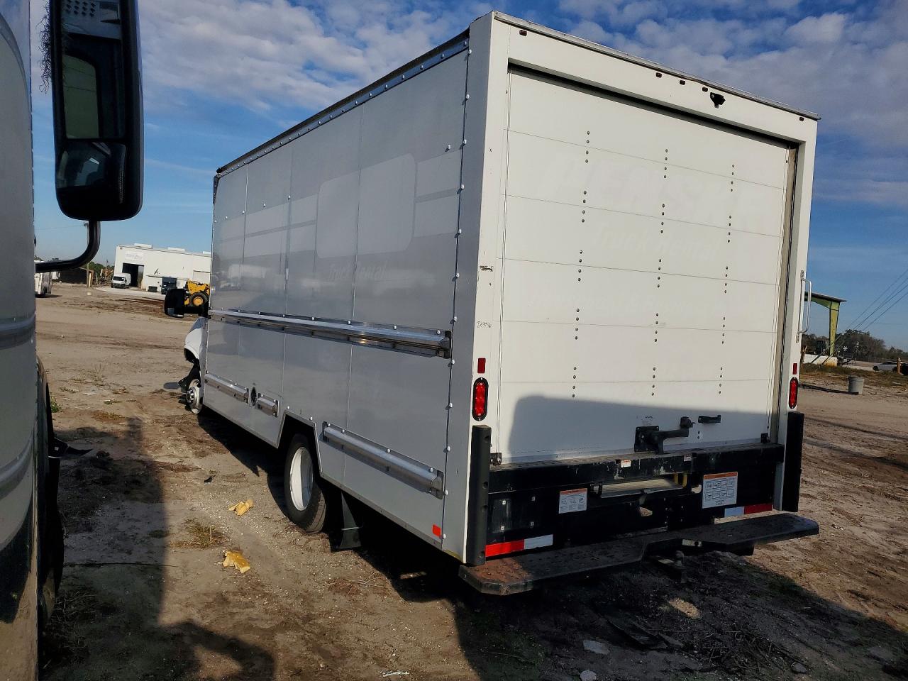 2022 GMC Savana VIN 7GZ37TC75NN010524 photo 2