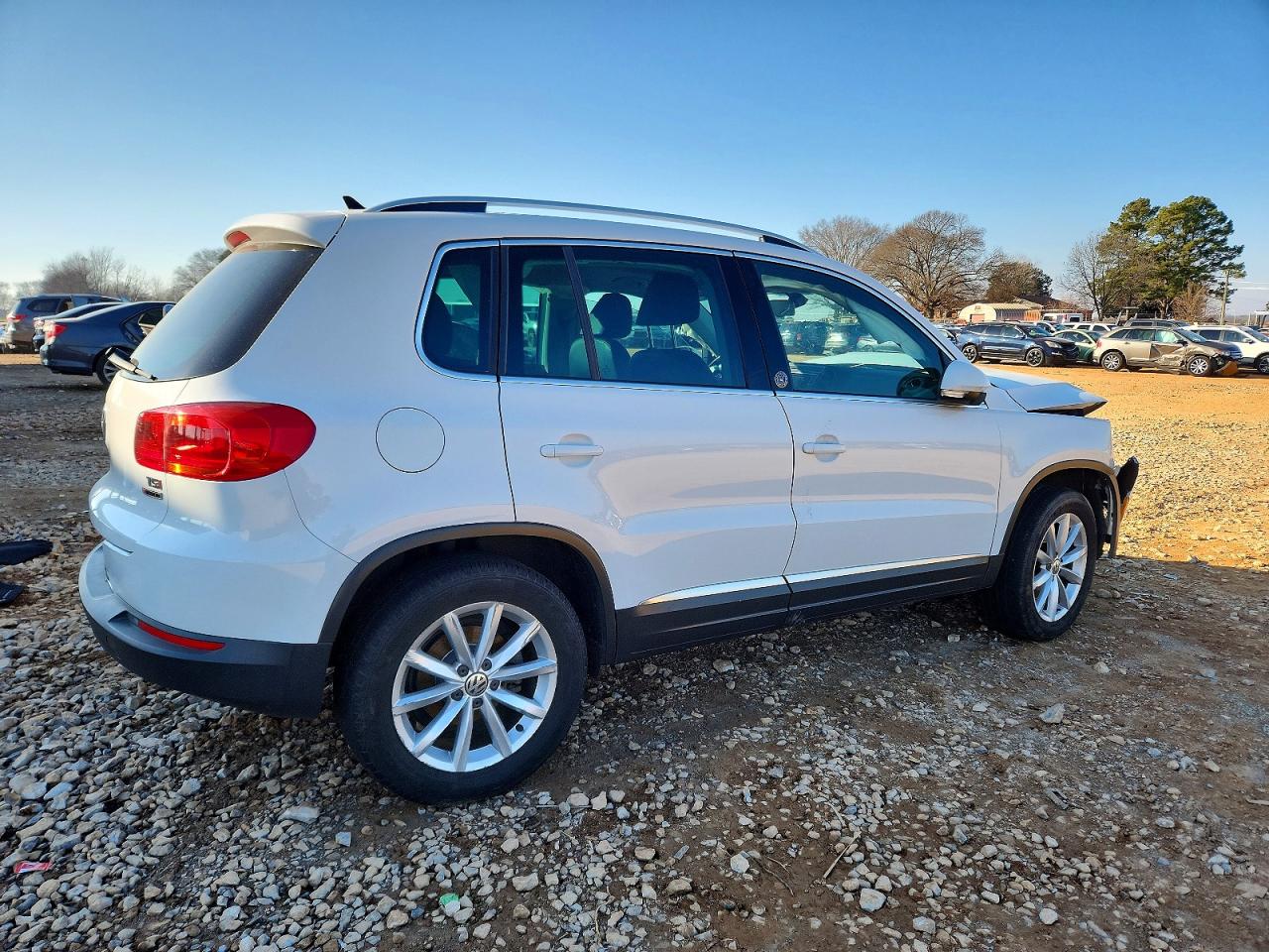 2017 Volkswagen Tiguan VIN WVGSV7AX4HK009746 photo 3