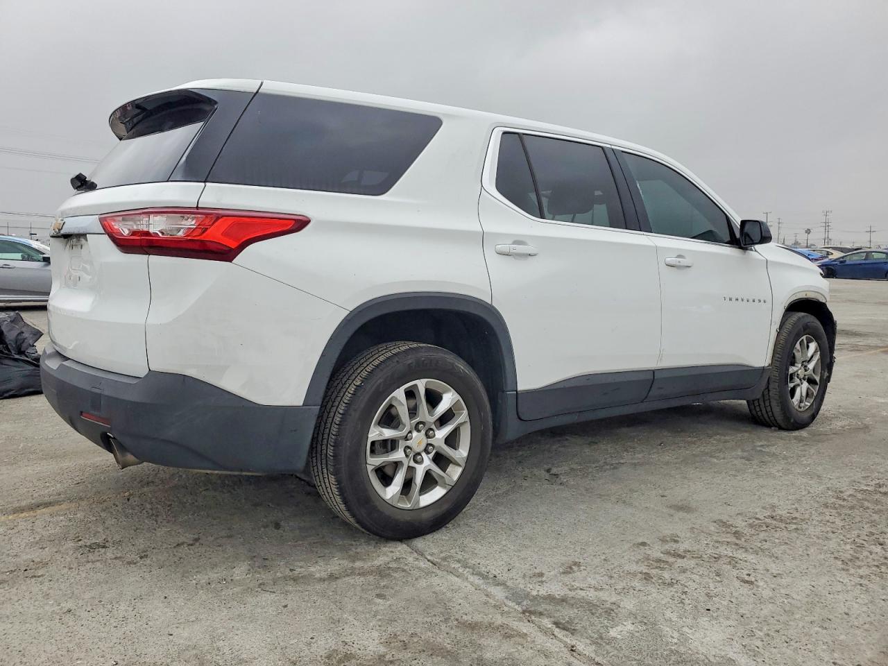 2018 Chevrolet Traverse VIN 1GNERFKW0JJ118178 photo 3