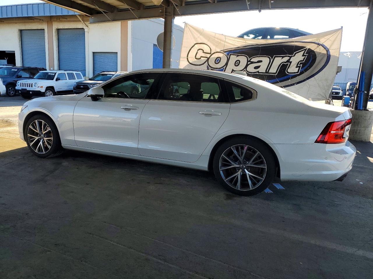 2018 Volvo S90 VIN LVY982MK0JP006759 photo 2