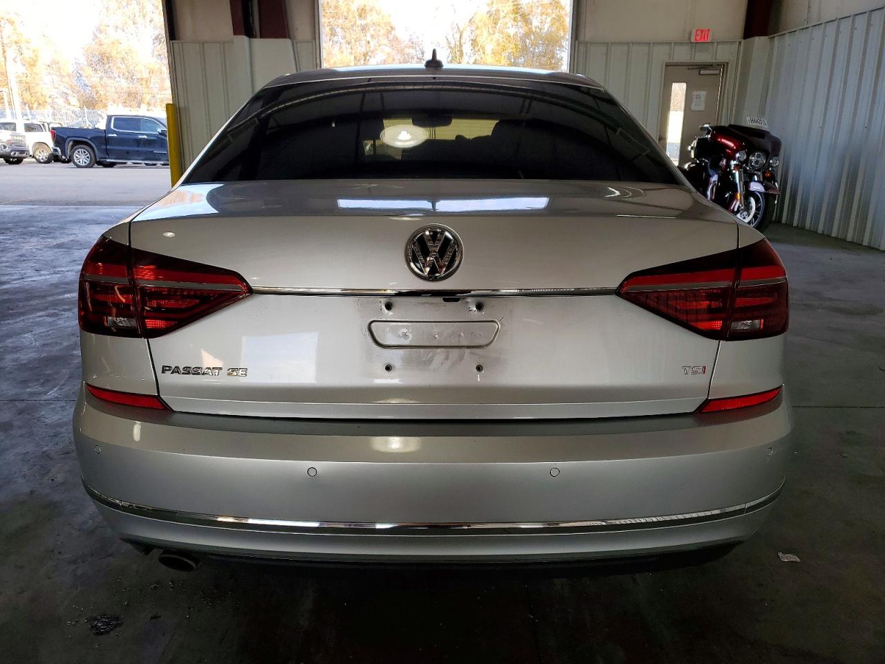 2017 Volkswagen Passat VIN 1VWGT7A3XHC063136 photo 6