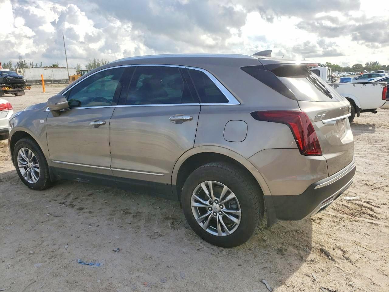 2022 Cadillac Xt5 VIN 1GYKNCRS1NZ126722 photo 2